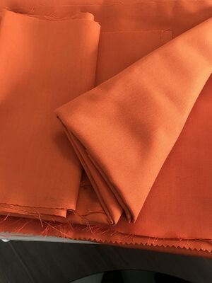 Kain Para Aramid 260GSM Dengan Lapisan Aluminium Fleksibilitas Tinggi Ideal Untuk Pembuatan Pakaian Tahan Api Dan Peralatan Keselamatan