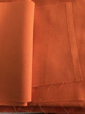 Ketahanan Panas 200-400 Celsius Kain Serat Aramid Dengan Lebar 150cm dan Kekuatan Tarikan 1000N 5cm Ideal untuk Peralatan Keamanan