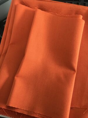 Ketahanan Panas 200-400 Celsius Kain Serat Aramid Dengan Lebar 150cm dan Kekuatan Tarikan 1000N 5cm Ideal untuk Peralatan Keamanan